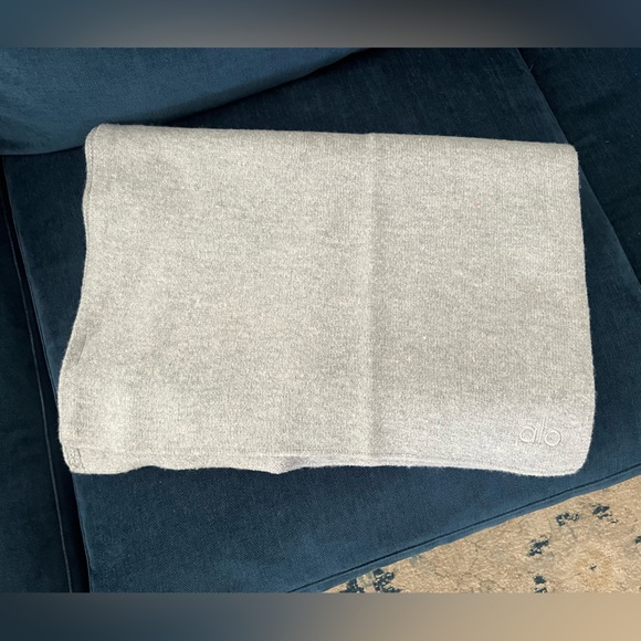Alo Gray Knit Merino Wool Scarf - Picture 1 of 4